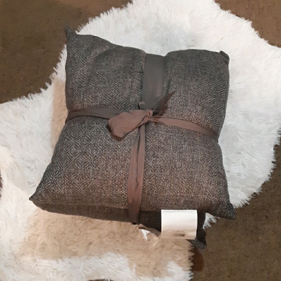 Throw pillows - Picture 2 of 2